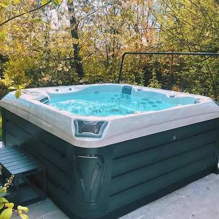 Celeste Met Jacuzzi Nabij Kust De Haan